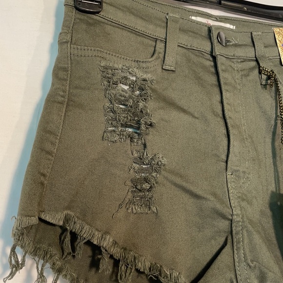 Vibrant m.i.u olive green distressed Jean shorts - Picture 3 of 9